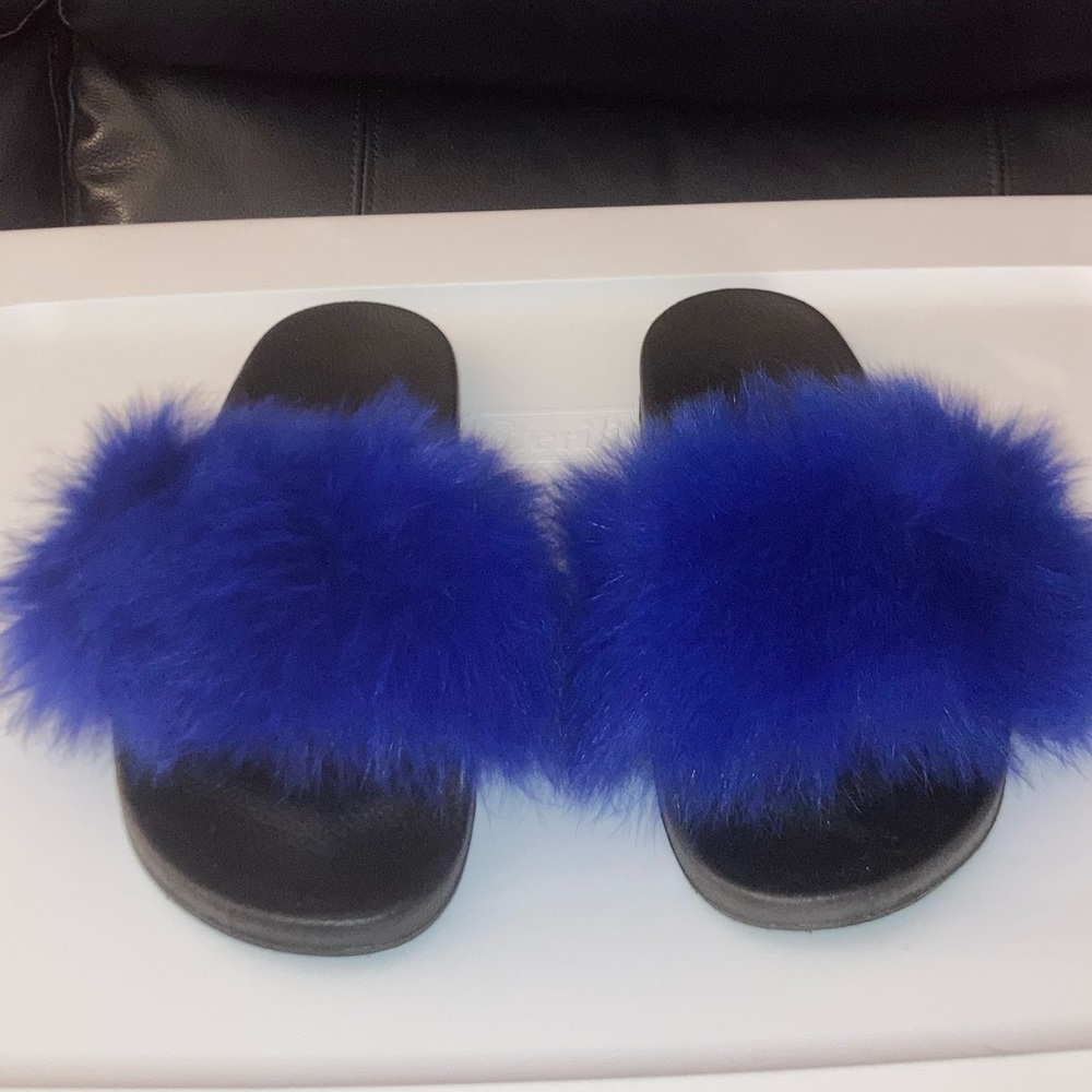 💙FAUX FUR BLUE SLIDES💙